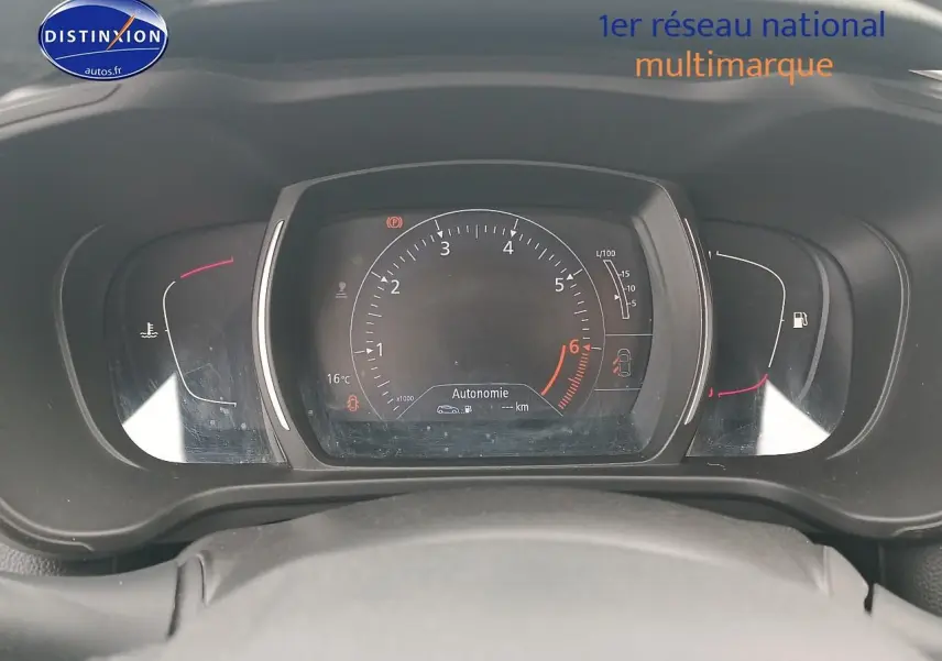 Tableau de bord numérique du Renault Kadjar 2017, affichage du compte-tours et jauges, vue depuis le volant.