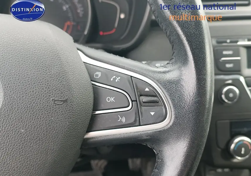 Gros plan sur le volant cuir multifonction du Renault Kadjar gris, avec commandes vocales et audio visibles.