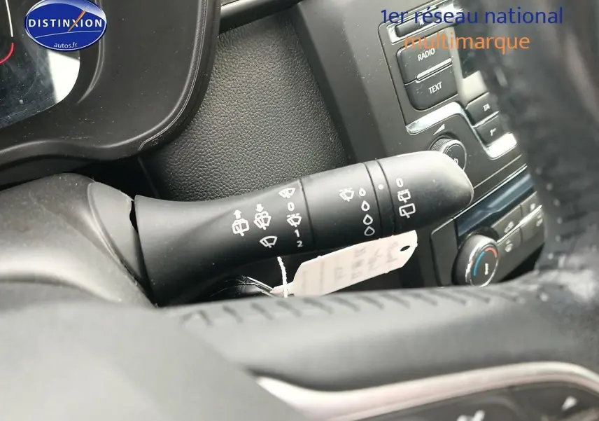 Gros plan sur la manette d'essuie-glace noire et le tableau de bord gris foncé du Renault Kadjar 2017.