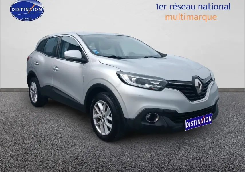 Renault Kadjar gris en 3/4 avant droit, mettant en valeur ses phares modernes et jantes alu.