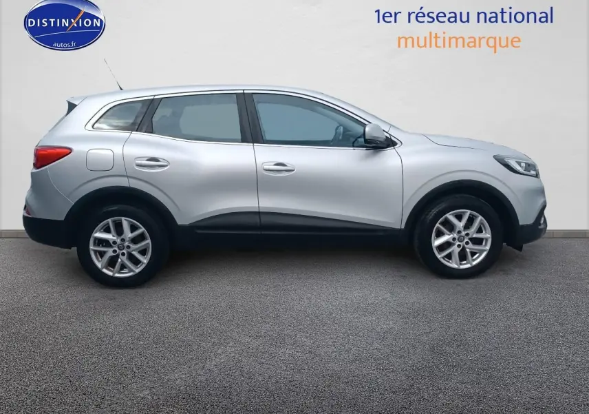 Profil côté gauche du Renault Kadjar gris 2017 avec jantes alu et poignées ton carrosserie visible sur fond neutre.