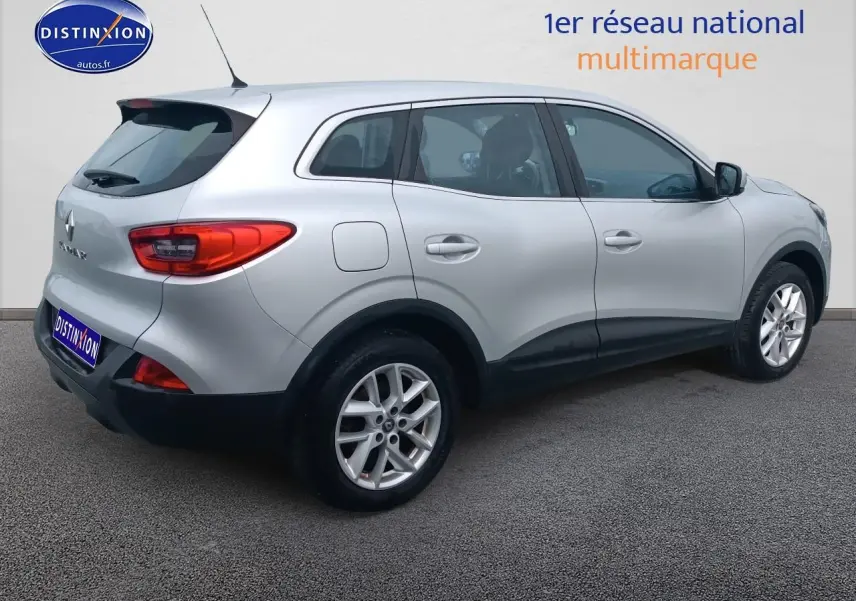 Renault Kadjar gris en vue profil côté droit, mettant en valeur ses jantes alu et ses lignes épurées.