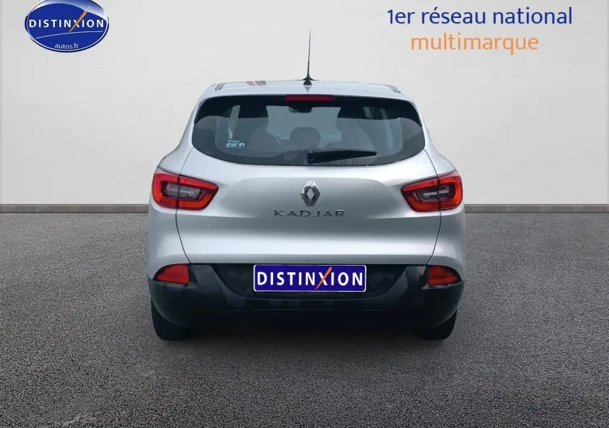 Vue arrière d'un Renault Kadjar gris 2017 avec feux rouges et logo central sur fond neutre.