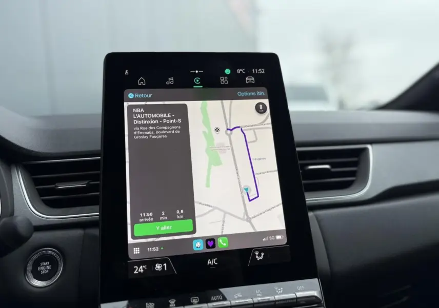 Vue intérieure centrée sur l'écran tactile 10,4 pouces du tableau de bord du Renault Captur 2025, affichant un GPS.