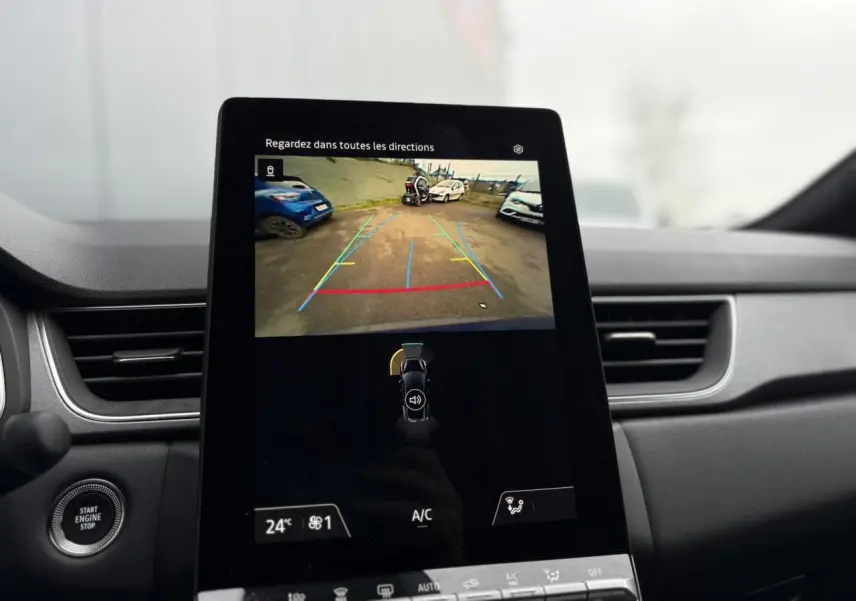 Écran central du Renault Captur 2025 montrant la caméra de recul avec vue arrière et tableau de bord noir.