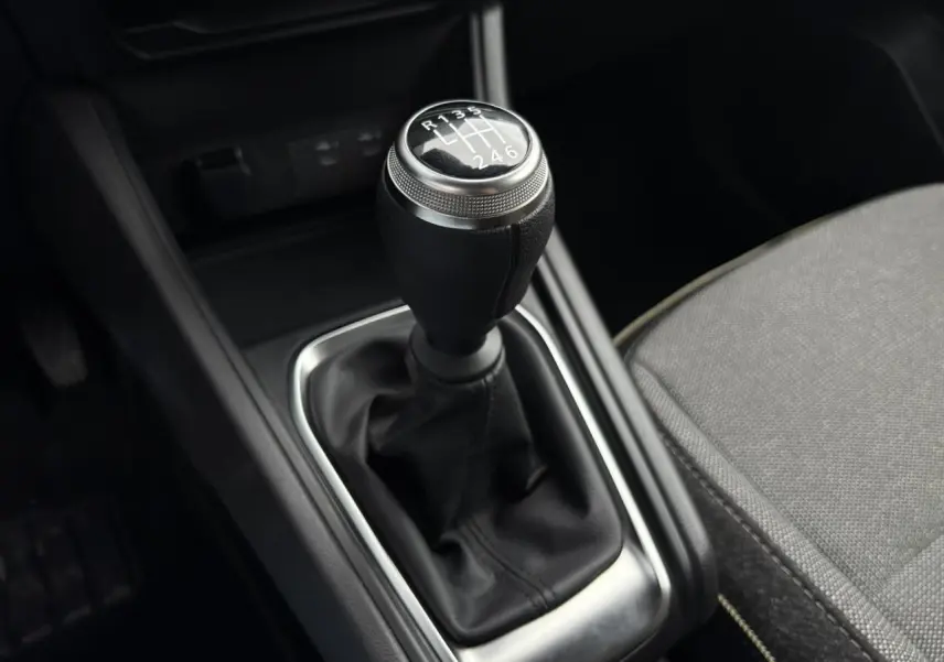 Le levier de vitesse manuel noir du Renault Captur 2025 vu en gros plan côté console centrale.