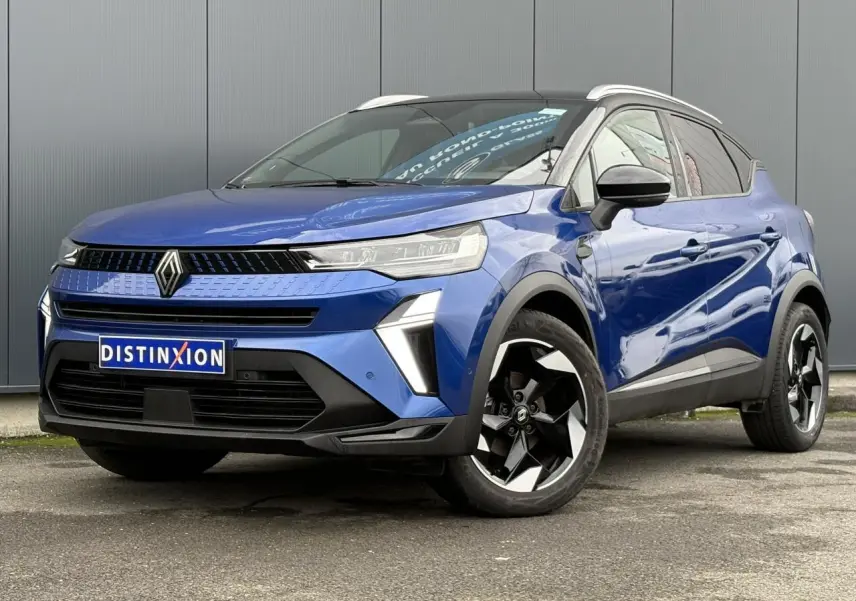 Renault Captur 2025 bleu Iron et noir, vue 3/4 avant droit, jantes alu noires diamantées et railing de toit alu visibles.