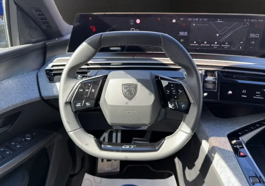 Vue centrée sur le volant cuir GT et le tableau de bord numérique du Peugeot 5008 gris foncé 2025.