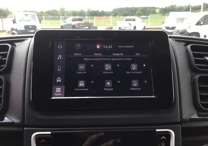 Écran tactile central du tableau de bord du Fiat Ducato Fourgon blanc 2024, avec menu multimédia affiché.