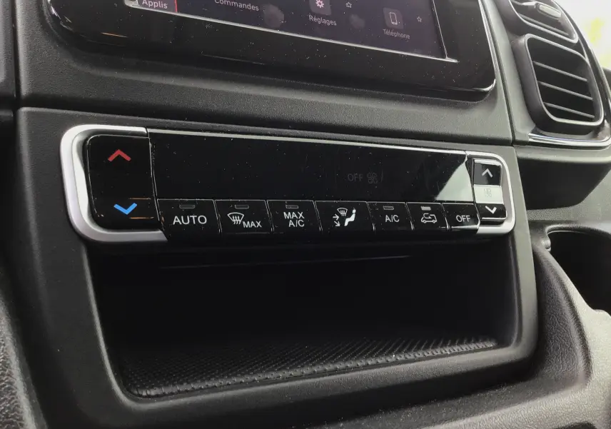 Détail de la console centrale du Fiat Ducato Fourgon 2024 montrant les commandes de climatisation automatique et ventilation.