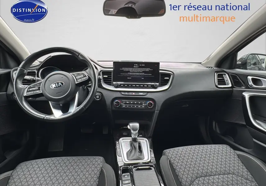 Intérieur noir de la Kia CEE'D SW 2020, vue frontale du tableau de bord avec écran tactile et volant cuir.