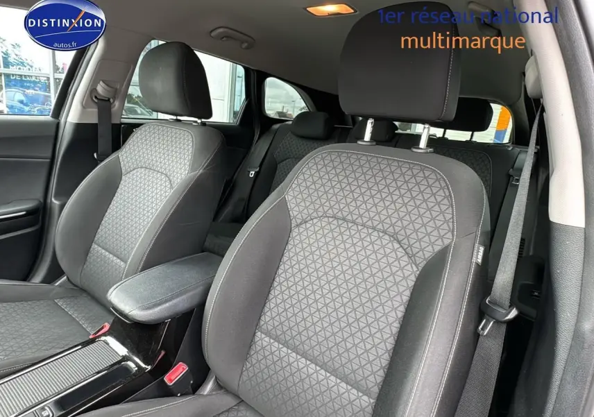 Intérieur de la Kia CEE'D SW 2020 montrant les sièges avant en tissu noir avec accoudoir central.