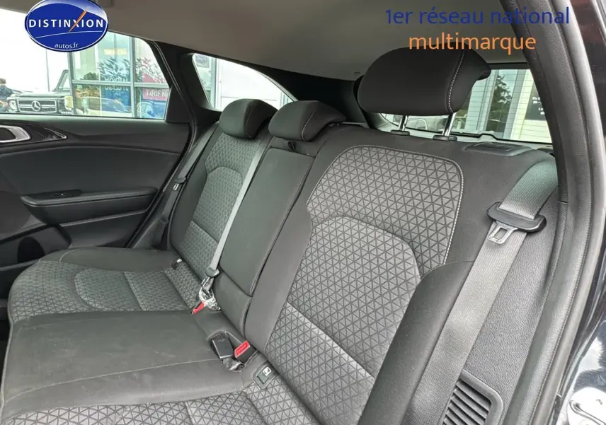 Banquette arrière en tissu noir avec motifs géométriques, vue côté droit de la Kia CEE'D SW 2020 noire.