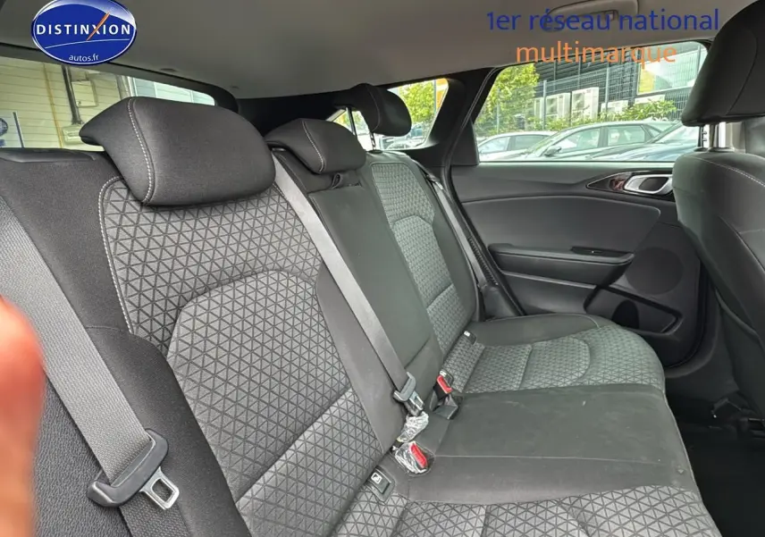 Vue latérale droite de la banquette arrière en tissu noir à motifs géométriques d'une Kia CEE'D SW 2020.