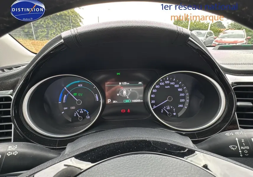 Vue rapprochée du tableau de bord et compteur digital d'une Kia CEE'D SW noire de 2020, affichant 103205 km.