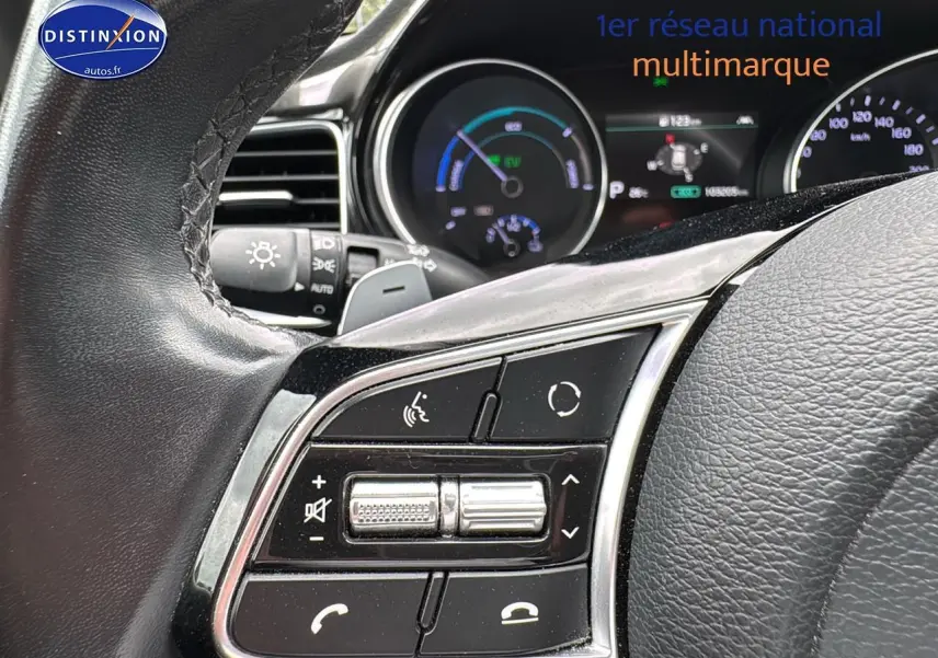 Gros plan sur les commandes vocales et audio au volant cuir noir de la Kia CEE'D SW 2020 hybride.