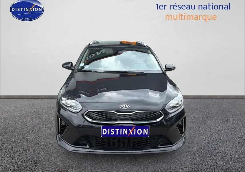 KIA CEE'D SW 1.6 GDI noir vue de face avec calandre chromée et phares LED distinctifs