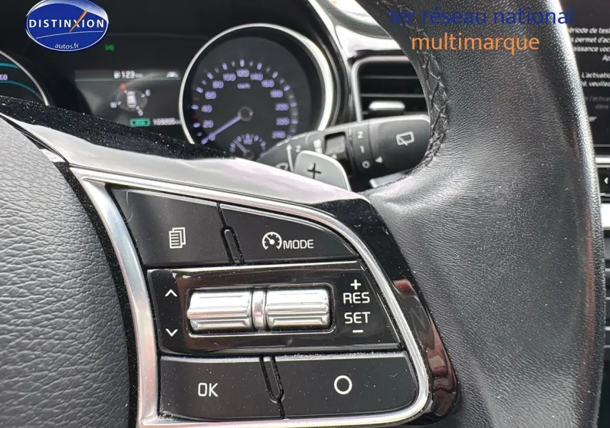 Gros plan sur les commandes du régulateur de vitesse au volant cuir noir d'une KIA CEE'D SW 2020.