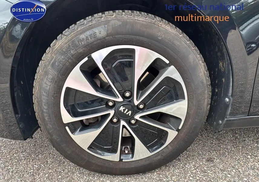 Gros plan sur la jante alu noire et argentée d'une KIA CEE'D SW noire, côté avant droit.