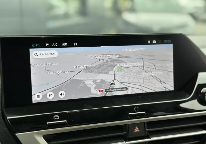 Écran tactile central du tableau de bord de la Citroën C4 Manhattan Green affichant la navigation 3D.