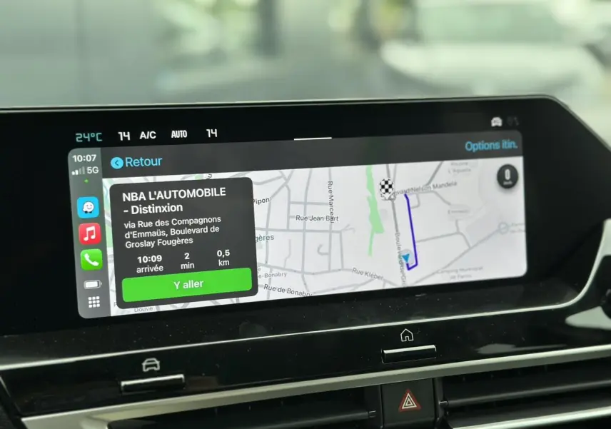 Écran tactile central du tableau de bord de la Citroën C4 Manhattan Green, affichant la navigation GPS en intérieur.
