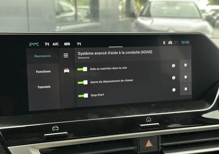 Écran tactile central du tableau de bord du Citroën C4 Manhattan Green affichant les aides à la conduite avancées.