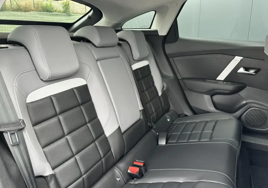 Vue intérieure côté droit des sièges arrière en cuir noir et gris clair de la Citroën C4 NV Hybrid 2025