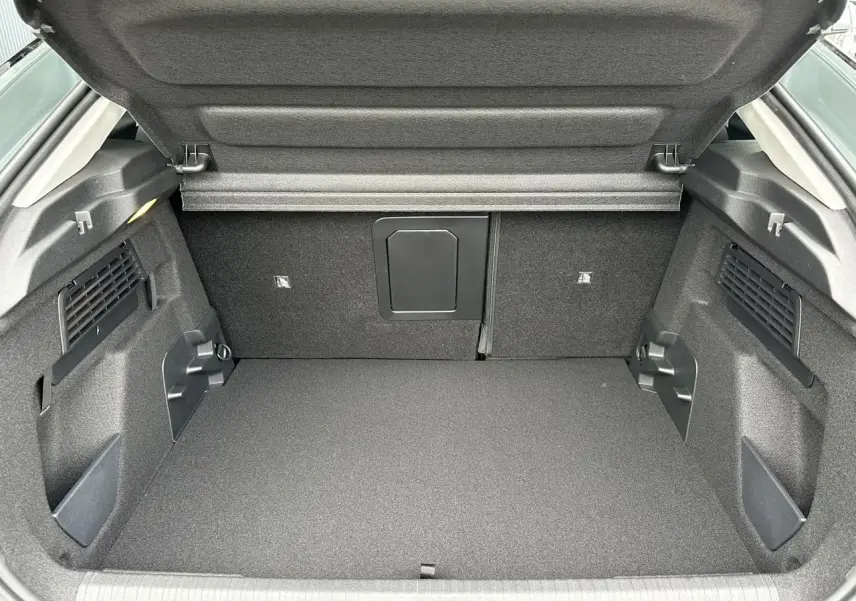 Coffre ouvert de la Citroën C4 Manhattan Green 2025, montrant un espace de chargement propre et bien agencé.