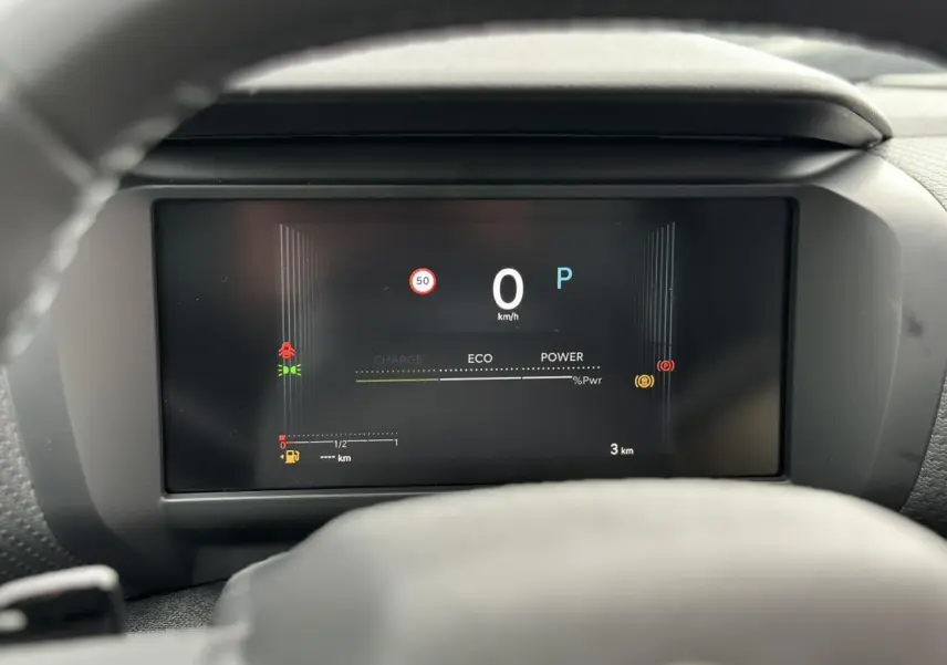 Tableau de bord numérique de la Citroën C4 Manhattan Green, affichant vitesse à 0 km/h et mode ECO.