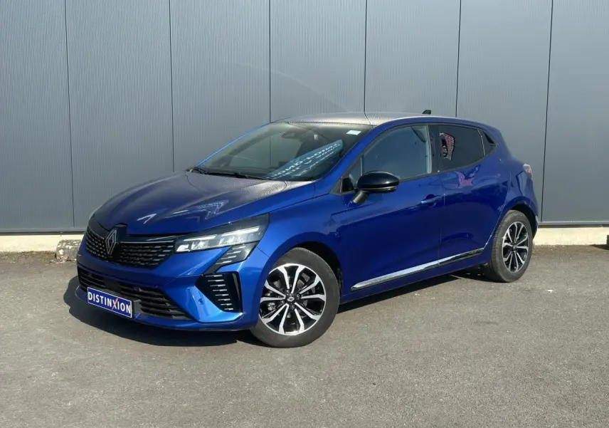 Renault Clio TCE 90 Techno bleu Iron vue 3/4 avant avec jantes alliage et calandre noire distinctive.