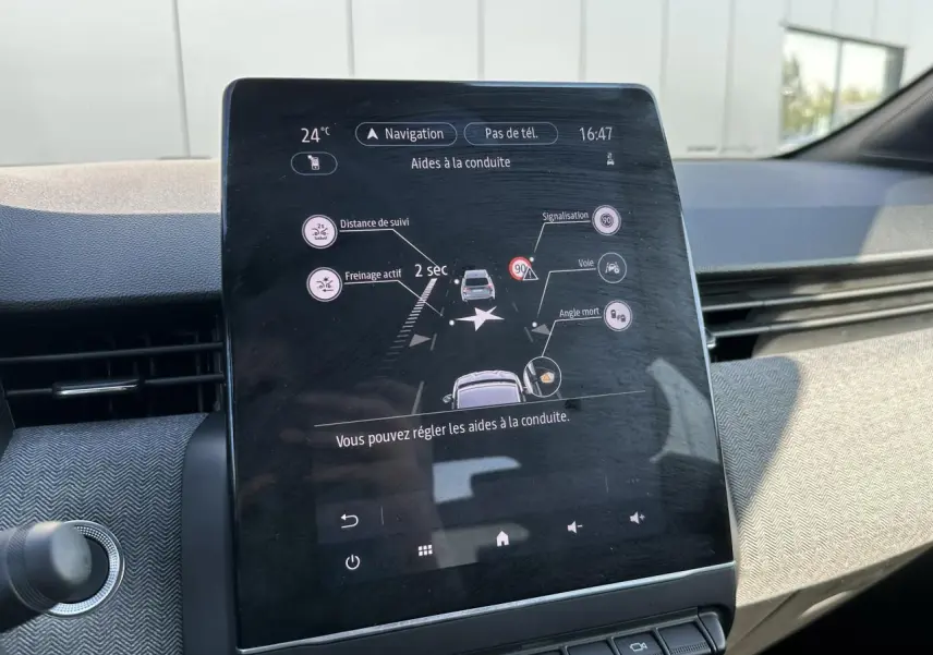 Écran tactile central de la Renault Clio 2025 affichant les aides à la conduite dans un intérieur clair.