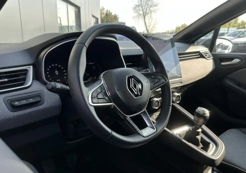 Vue intérieure du volant multifonction et levier de vitesse manuel de la Renault Clio TCE 90 Techno, ambiance moderne et soignée.