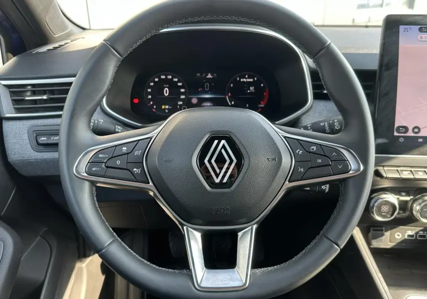 Vue rapprochée du volant multifonction noir et du combiné numérique 10 pouces de la Renault Clio TCE 90 Techno 2025.