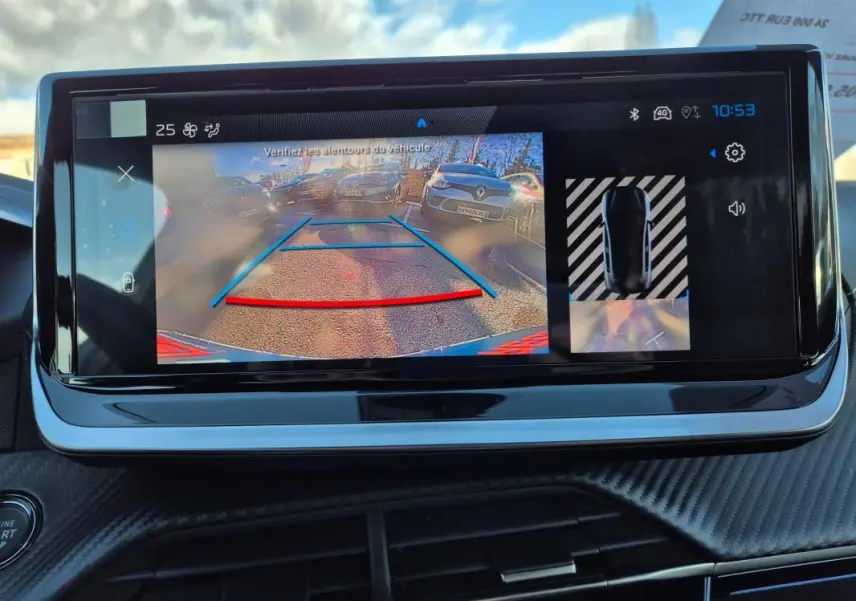 Écran tactile du cockpit numérique montrant la caméra de recul de la Peugeot 208 Hybrid 136 e-DCS6 GT blanche.