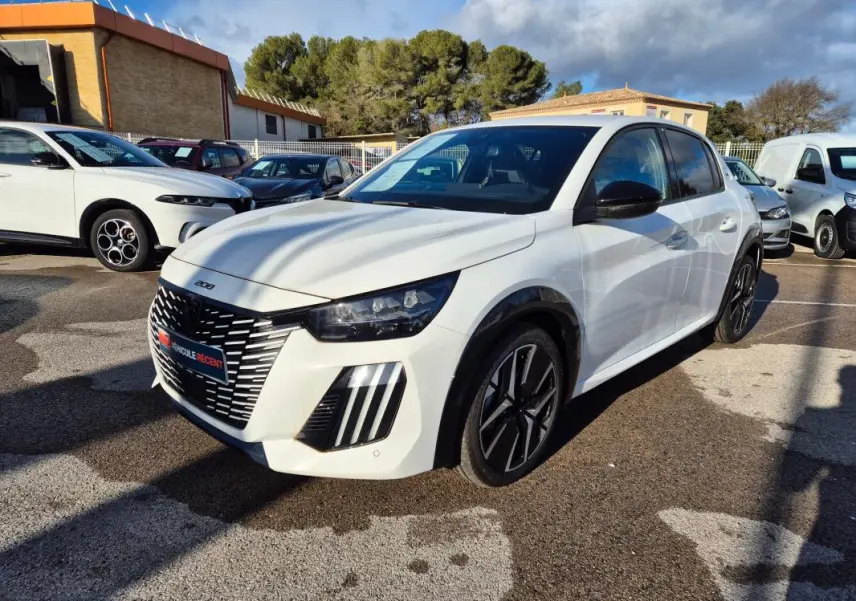 Peugeot 208 Hybrid blanc vue 3/4 avant droit, avec calandre noire distinctive et jantes alliage 17 pouces.