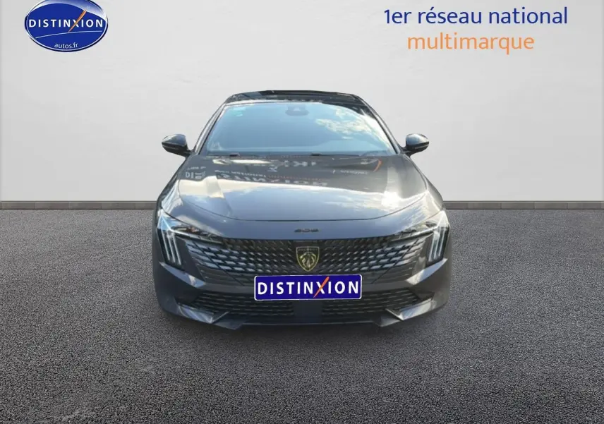Peugeot 508 Hybrid gris titane vue de face avec calandre noire et phares LED distinctifs.