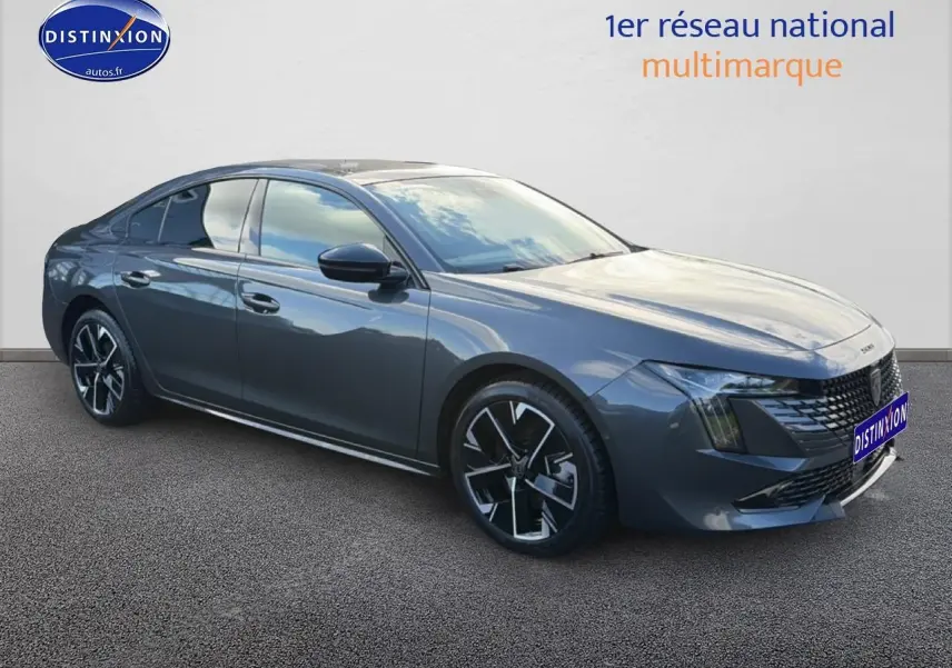 Peugeot 508 Hybrid gris titane vue 3/4 avant droit avec jantes alu et calandre chromée.