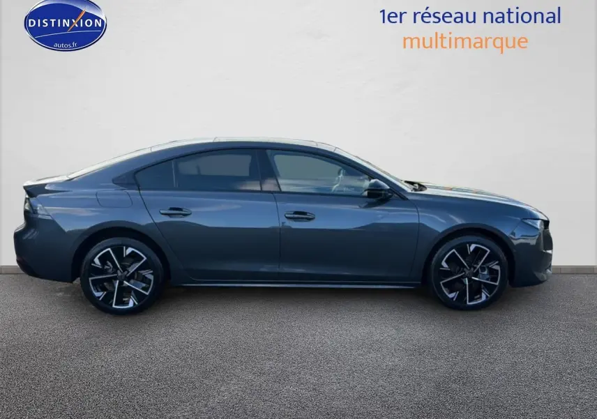 Profil droit de la Peugeot 508 Hybrid 225 GT e-EAT8 gris titane avec jantes alu noires et vitres teintées.