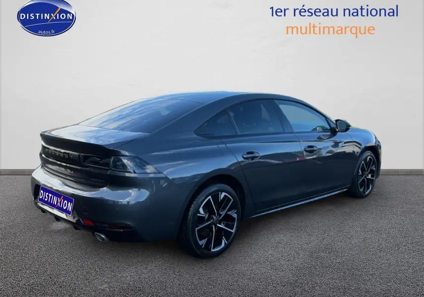 Peugeot 508 Hybrid gris titane vue 3/4 arrière droit avec jantes alliage et feux arrière LED noirs.