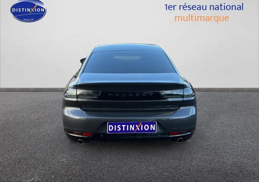 Vue arrière d'une Peugeot 508 Hybrid gris titane avec feux arrière LED et double sortie d'échappement.