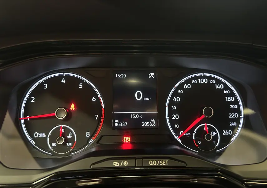 Tableau de bord de Volkswagen Polo gris 2018, vue frontale centrée sur compteurs et affichage digital.