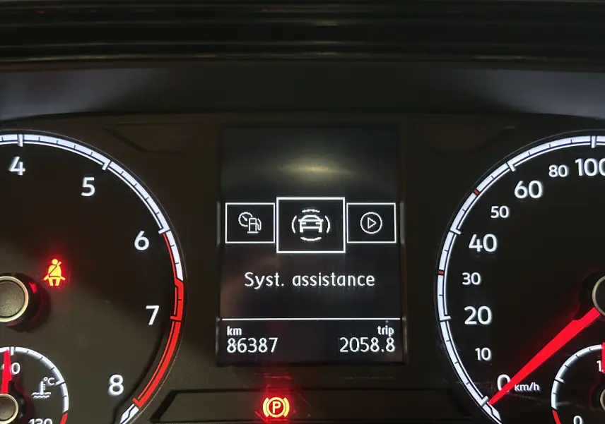 Tableau de bord de Volkswagen Polo gris 2018, affichage central du système d'assistance et compteurs analogiques.