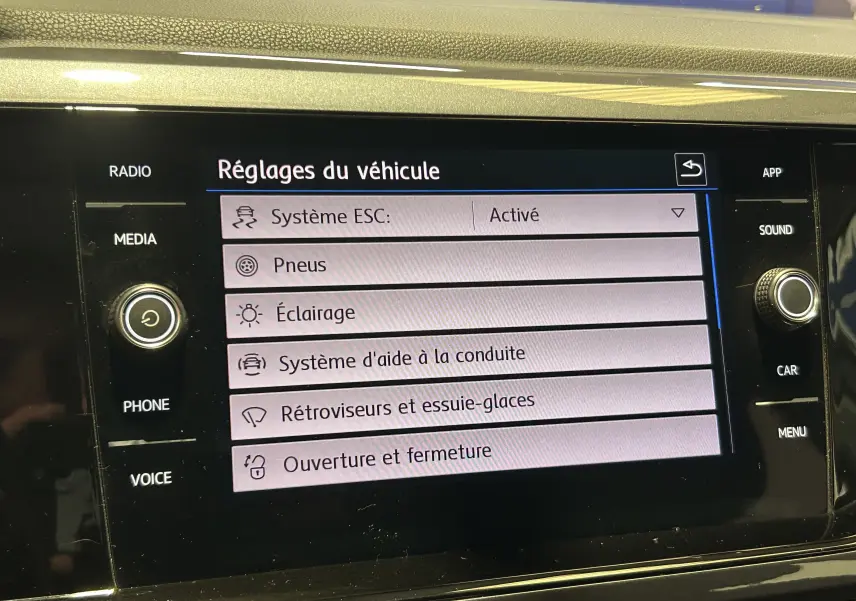 Écran tactile du système multimédia Volkswagen Polo 2018 affichant les réglages du véhicule en mode français.
