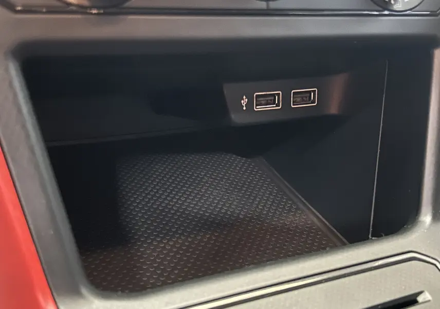 Gros plan sur la console centrale de la Volkswagen Polo 2018, montrant deux ports USB intégrés.