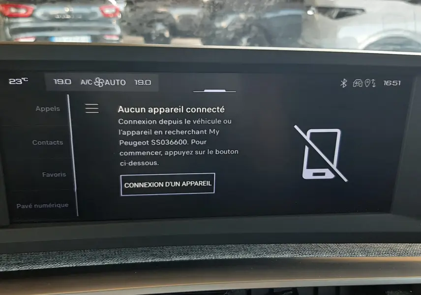 Vue intérieure du tableau de bord numérique du Peugeot 5008 Hybrid 2025, affichant l'écran de connexion d'appareil sans fil.