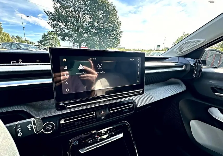 Intérieur avant droit de la Citroën C3 Aircross blanc, avec écran tactile central et tableau de bord moderne.