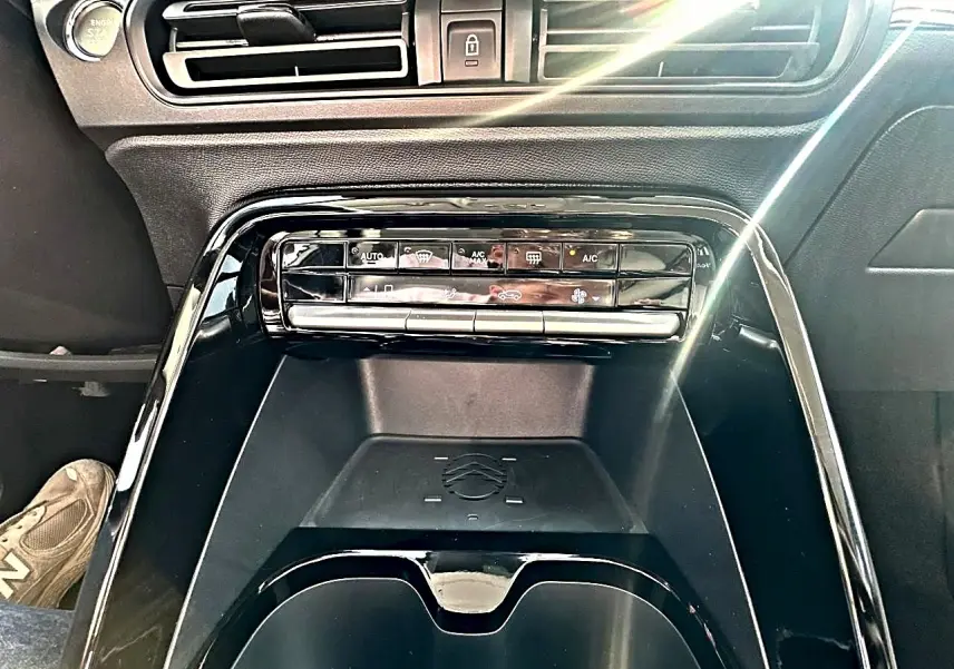 Vue rapprochée de la console centrale noire du Citroën C3 Aircross 2026 avec commandes climatisation et bouton start.