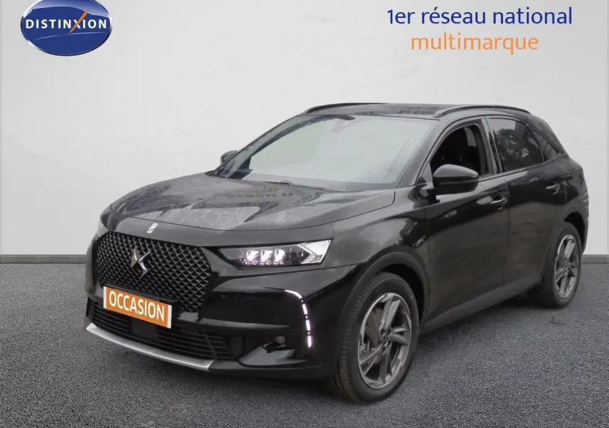 DS7 Crossback E-TENSE noir perle métal, vue 3/4 avant droit, avec calandre distinctive et feux LED allumés.