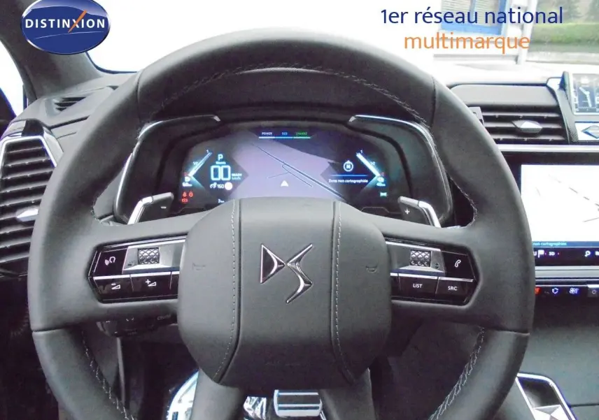 Vue rapprochée du volant cuir noir avec logo DS et tableau de bord numérique du DS7 Crossback E-TENSE 2021.