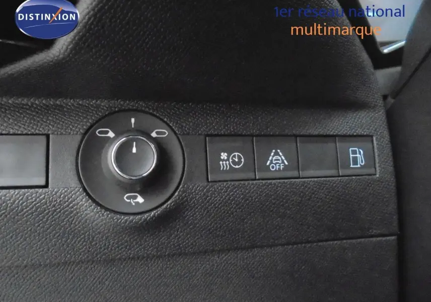 Gros plan sur les commandes de réglage des rétroviseurs et d'assistance sur DS7 Crossback noir perle métal, intérieur.